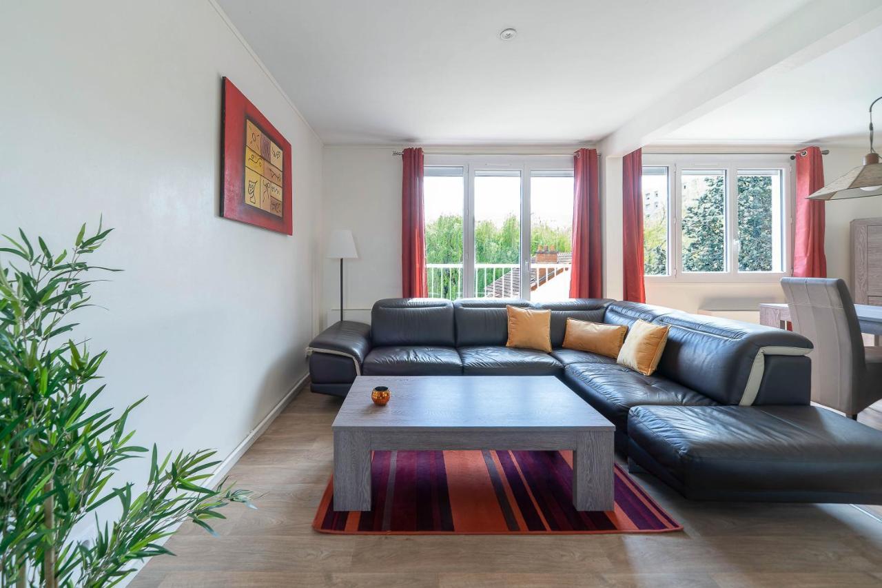 Le Raymond: Centrally Located With Parking Apartment *