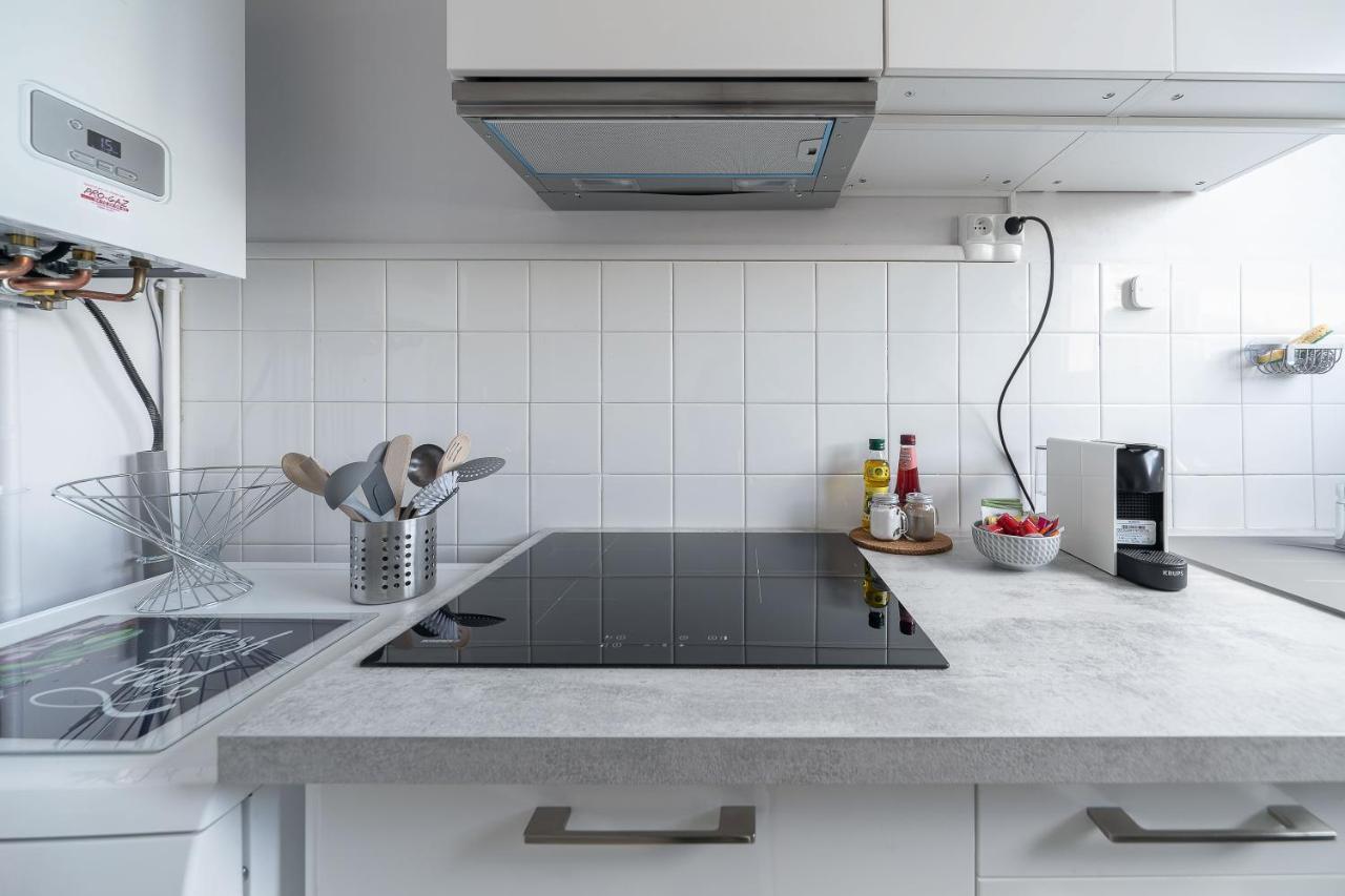 Le Raymond: Centrally Located With Parking Apartment *