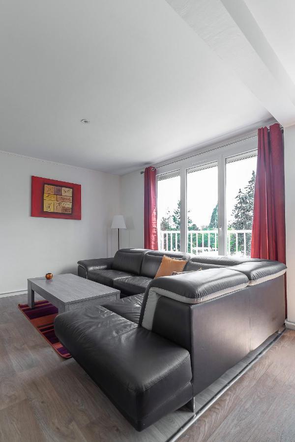 Le Raymond: Centrally Located With Parking Apartment *