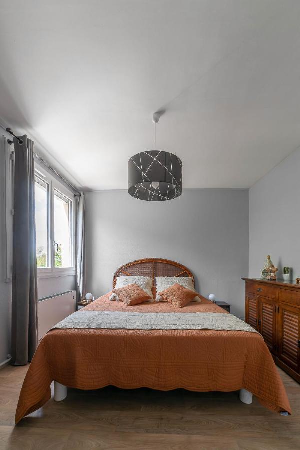 Le Raymond: Centrally Located With Parking Apartment