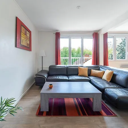 Le Raymond: Centrally Located Apartment with Parking Vichy Exterior photo