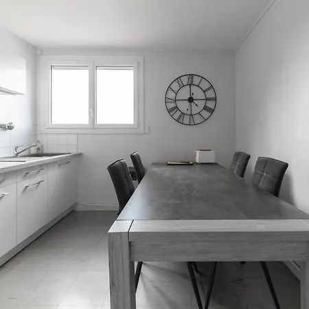 Le Raymond: Centrally Located Apartment with Parking Vichy Exterior photo