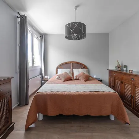 Le Raymond: Centrally Located Apartment with Parking Vichy Exterior photo