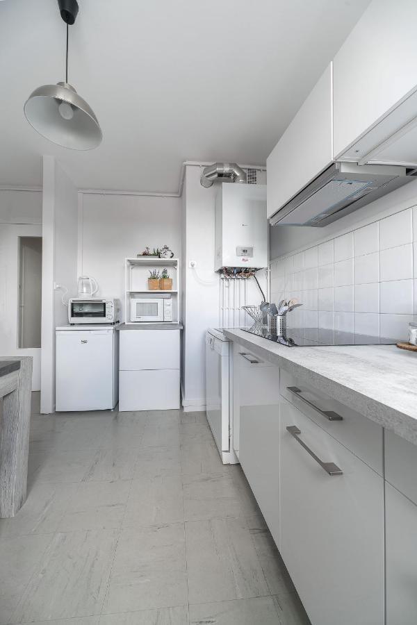 Le Raymond: Centrally Located With Parking Apartment